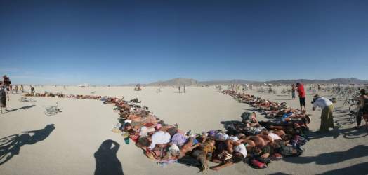 Panorama: World's largest spooning