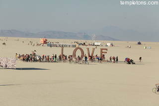 People always gathered at the LOVE sign