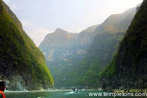 Sampan traffic moves into the 2nd gorge.