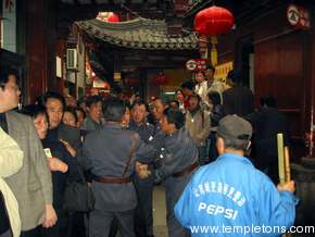 Police arrest a man who got into a fight over the long dumpling line!