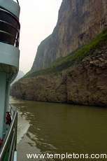 The boat passes very close to the walls of the Qutang gorge